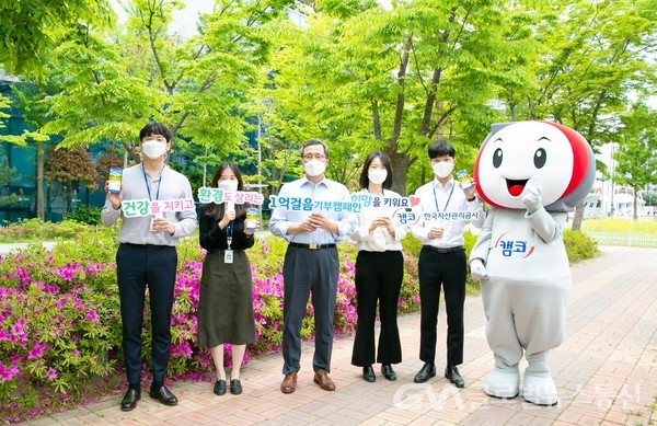 (사진제공:캠코) 문성유 사장(사진 왼쪽 세번째)과 직원들이 ‘임직원 1억 걸음 기부 캠페인’에 참여